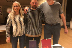Rasmus flankeret af sine forældre, Sanne og Ole